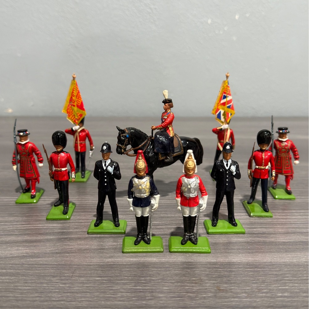 Vintage Britains Toy Soldiers Queen Elizabeth II Beefeaters Guards England Lot